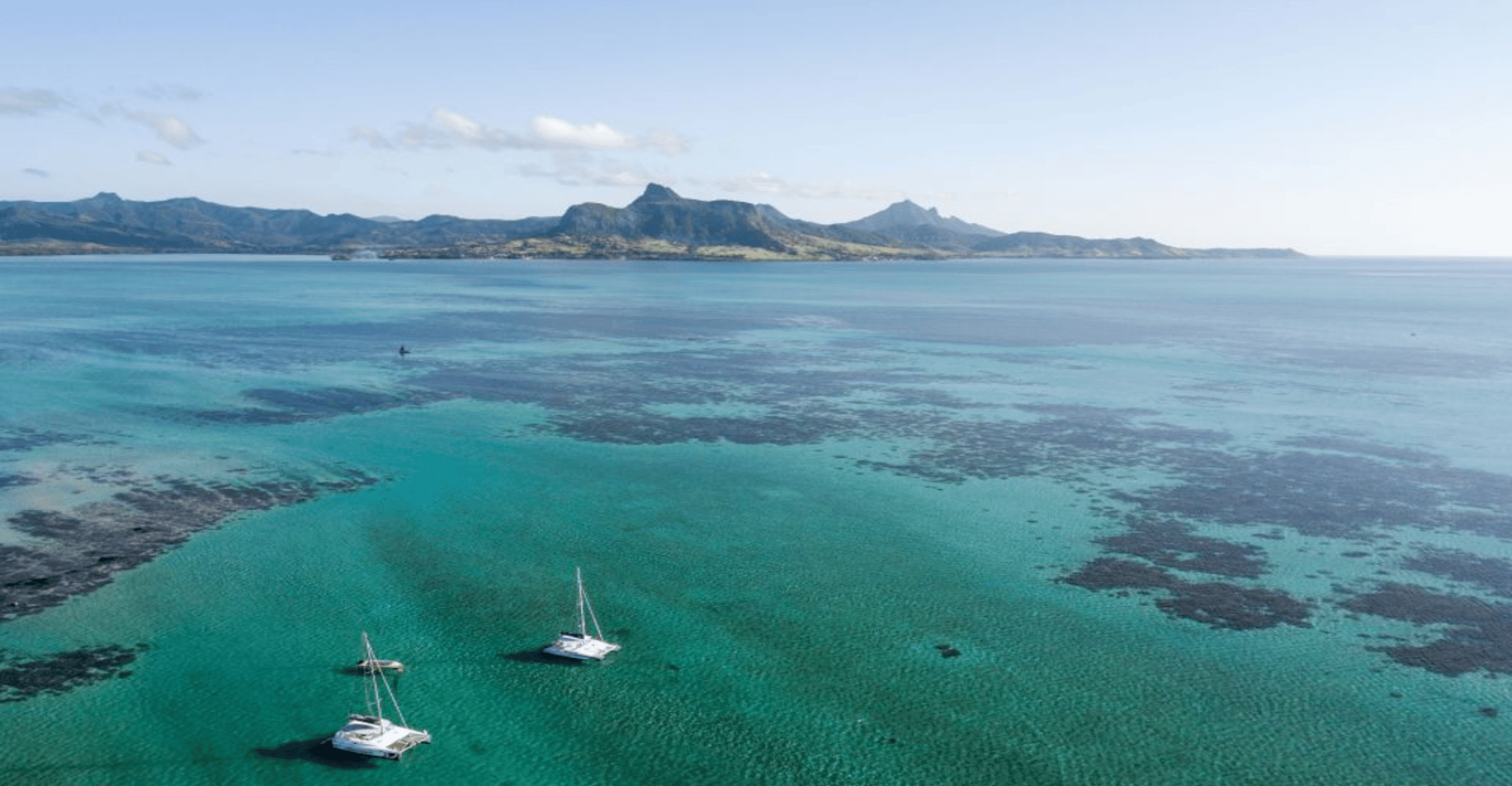 ILE AUX CERFS Catamaran Trip w/ almoço, bebidas e transferência - Housity