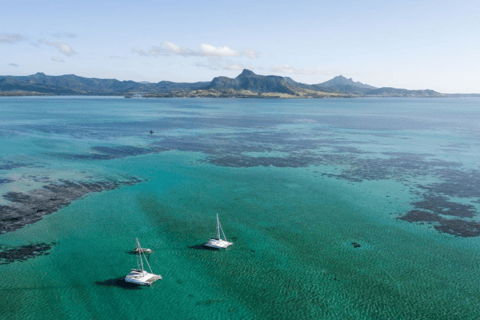 Excursion en catamaran sur l&#039;île aux Cerfs avec déjeuner et boissons illimitées