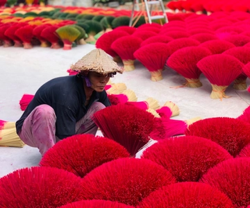 From Hanoi: Incense Village, Conical Hat and HaThai Art Tour