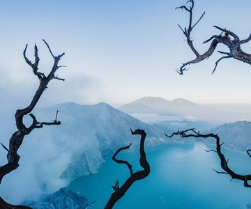 Caminhada pela cratera e fogo azul do Monte Ijen com guia local