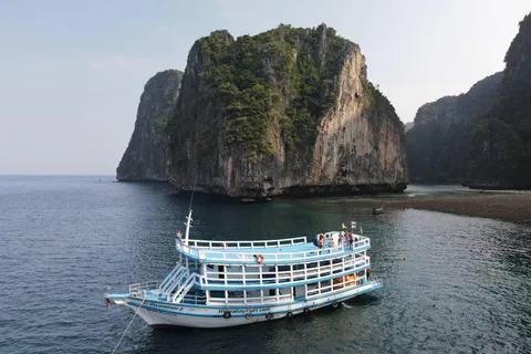 Phi Phi: Maya Bay Sleepaboard Tour with Snorkeling & Sunset