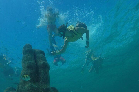 Cancun: nurkowanie z rurką, parasailing, wycieczka łączona na skuterze wodnymCancun: snorkeling, parasailing, wycieczka na skuterach wodnych