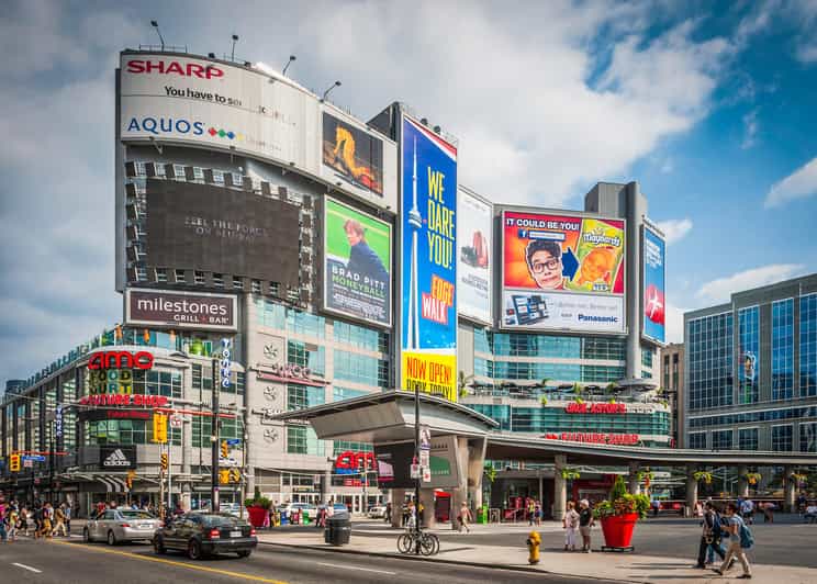 Toronto Couples Private Tour: Bustling Squares, Serene Parks