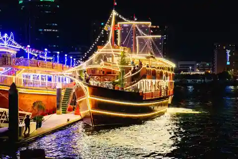 ドバイ：ライブミュージック付きの豪華ディナークルーズ