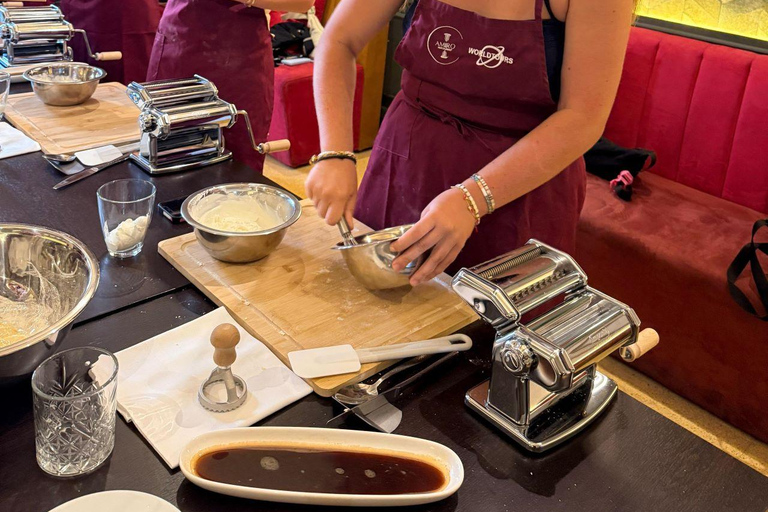 Segredos napolitanos: aula de massa e tiramisù para amantes da gastronomiaSegredos Napolitanos: Aula de Massa e Tiramisù para quem curte comida