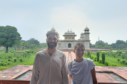 Tour con todo incluido al Taj Mahal al amanecer, el Fuerte de Agra y el Baby TajDesde Delhi: excursión con conductor con aire acondicionado, guía y ticket de acceso.