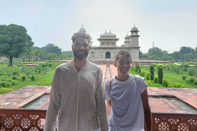 Tour con todo incluido al Taj Mahal al amanecer, el Fuerte de Agra y el Baby TajDesde Delhi: excursión con conductor con aire acondicionado, guía y ticket de acceso.
