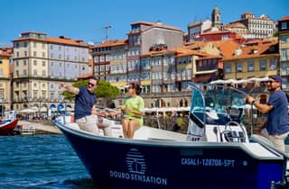 Porto: Bootstour unter 7 Brücken mit portugiesischen Weinen und lokalen Gastgebern