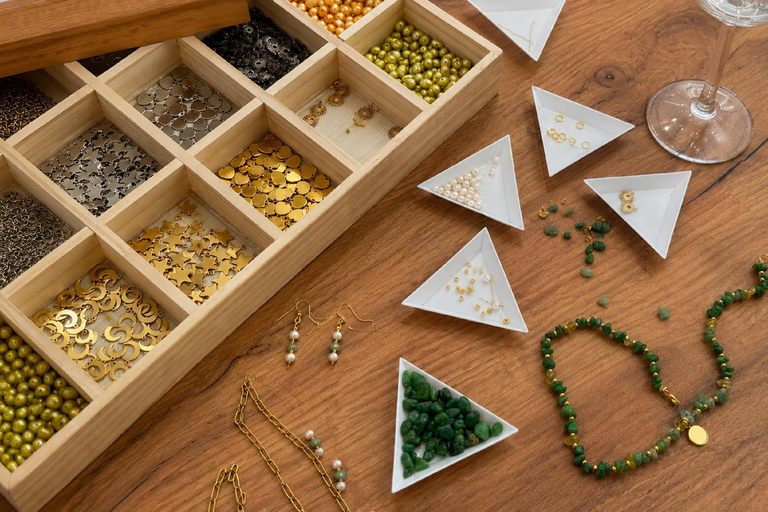 Jewelry workshop with unlimited wine - Alicante