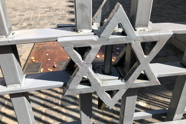 Budapest: Jewish Quarter Walking Tour with Synagogue Entries Jewish Quarter Walking Tour in English w/Synagogue Entries