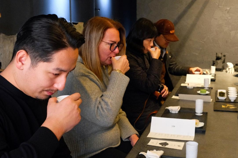 Shanghai: Chinese Tea Experience with Tasting and Relaxing