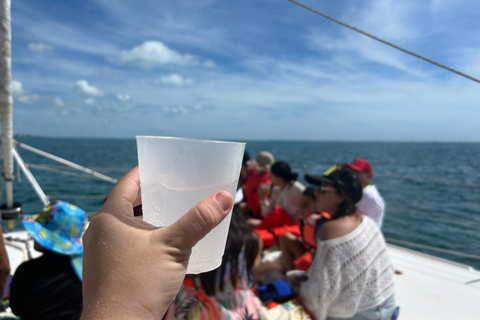 Cancún: Isla Mujeres Catamaran Tour met snorkelen en buffetRondreis vanuit Cancún