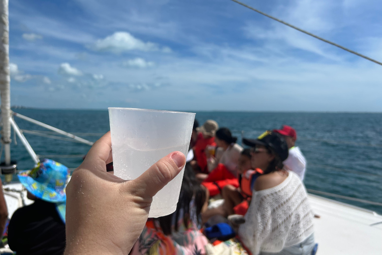 Cancún: Isla Mujeres Catamaran Tour met snorkelen en buffetRondreis vanuit Cancún