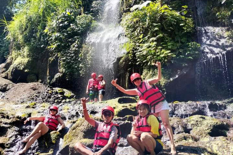 Bali Tubing Abenteuer: Erfrischende Fahrt durch üppigen Dschungel