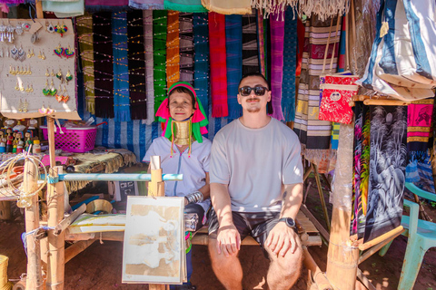 Excursión a los templos rojo, azul y blanco y a las aguas termales desde Chaing MaiTemplos rojos, azules y blancos y viaje a aguas termales desde Chaing Mai