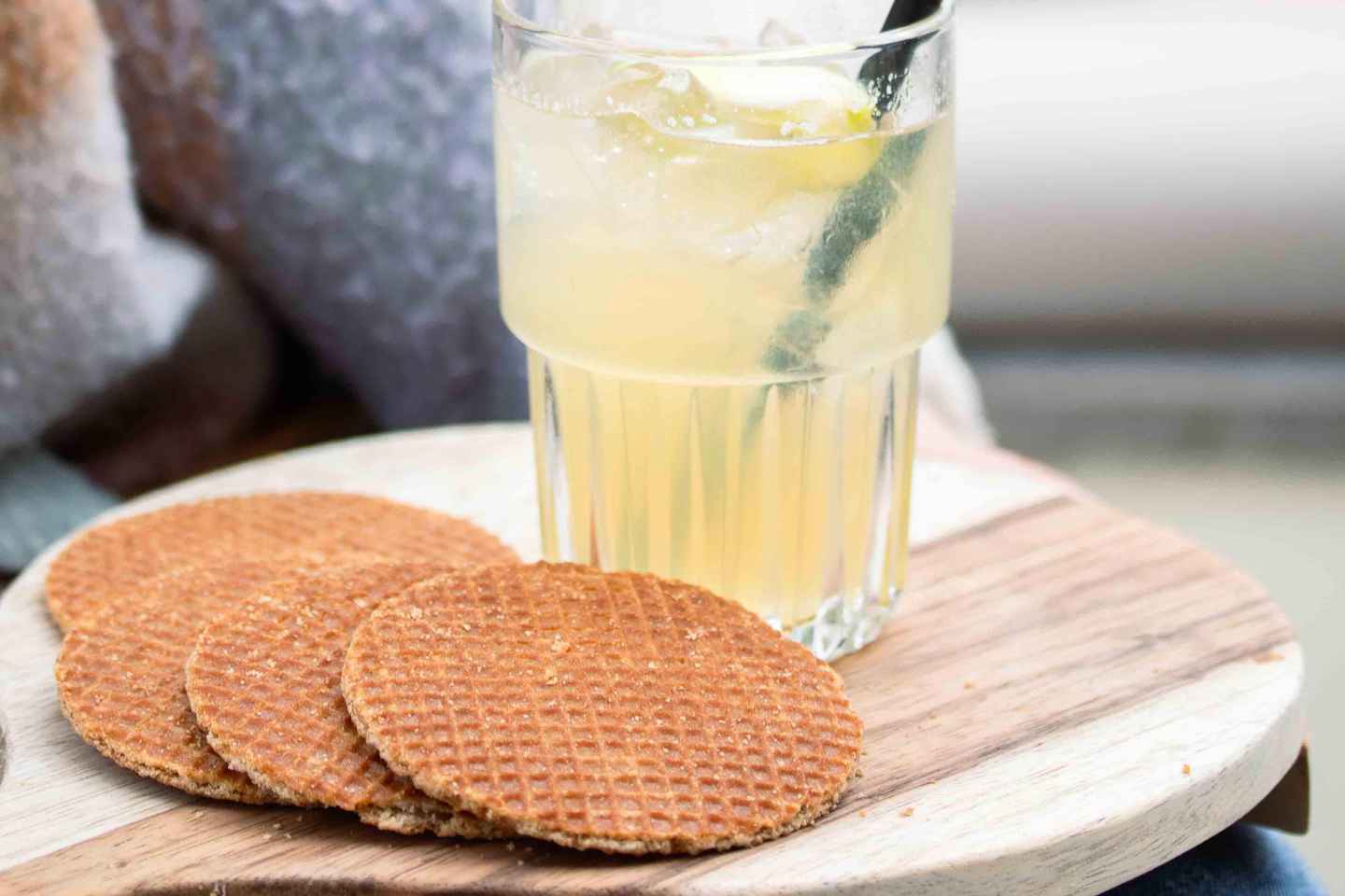 Amsterdam: Evening Lights Cruise incl. Cocktail & Waffle