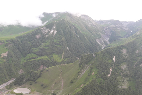 Tour privado de día completo a las montañas de Gudauri y Kazbegi