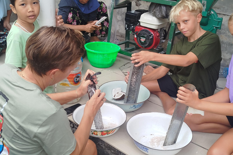 Lombok: aprende la forma tradicional de elaborar aceite de coco.Lombok: aprende la forma tradicional de elaborar aceite de coco
