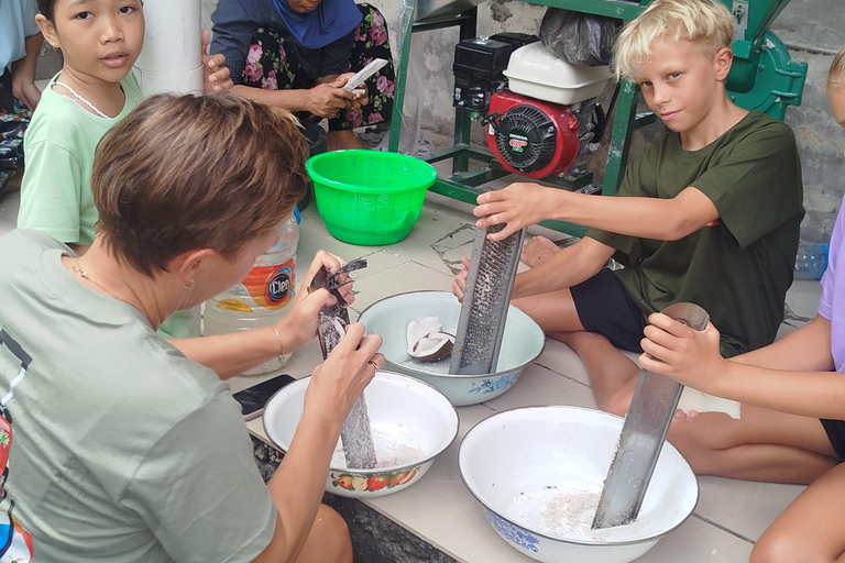 Lombok: aprende la forma tradicional de elaborar aceite de coco.Lombok: aprende la forma tradicional de elaborar aceite de coco