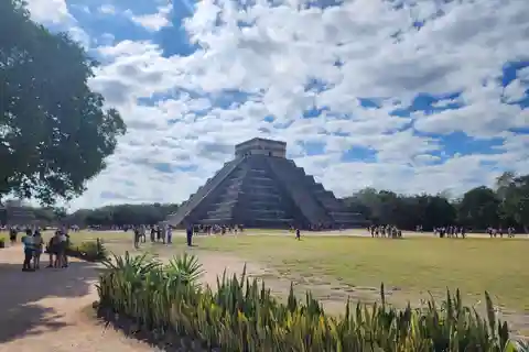 Classic Chichén Itzá tour: Cenote & Valladolid from Cancún