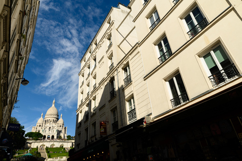 Paris: Experience the romance of Montmartre on a walk with a pro photographer Paris: Experience romance in Montmartre, a walk with a photographer in English