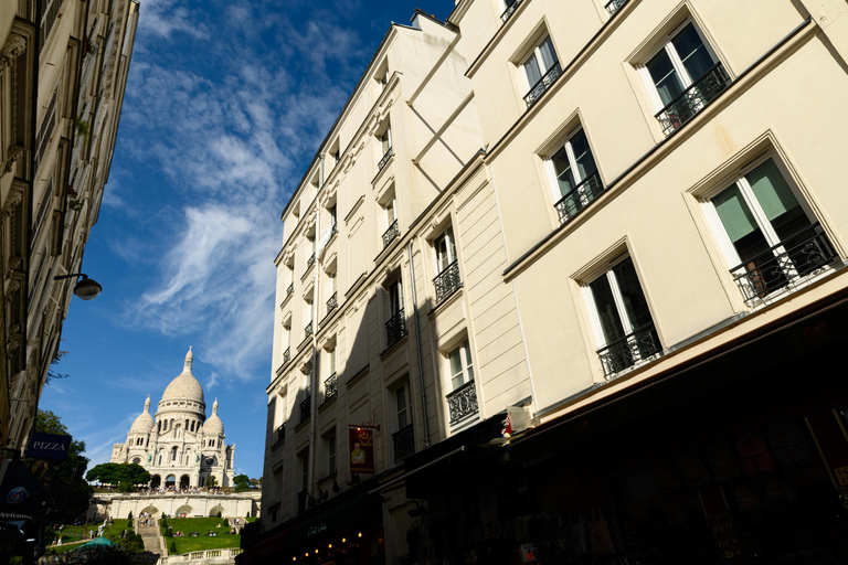 Paris: Experience the romance of Montmartre on a walk with a pro photographer Paris: Experience romance in Montmartre, a walk with a photographer in English