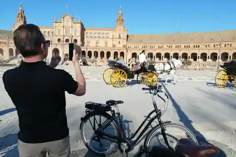 Visita Sevilha: Passeio de Bicicleta (E-)Highlights Holandês com um pequeno grupo