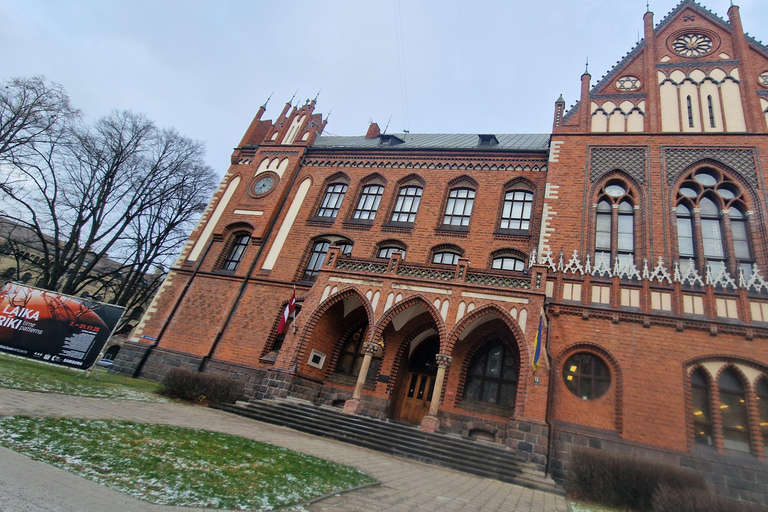 Riga: Art Nouveau Tour with Hat Wearing