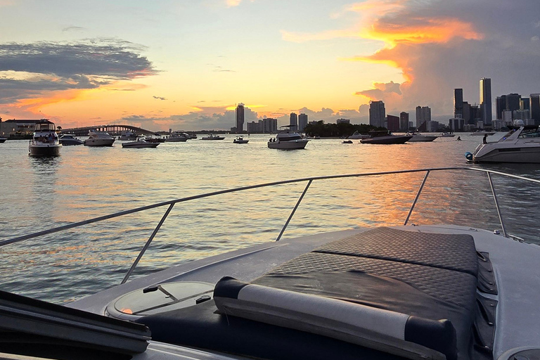 Yacht cruise Biscayne Bay, Miami Beach and Sand bar. 42Ft Yacht cruice Biscayne Bay, Miami Beach and Sand bar