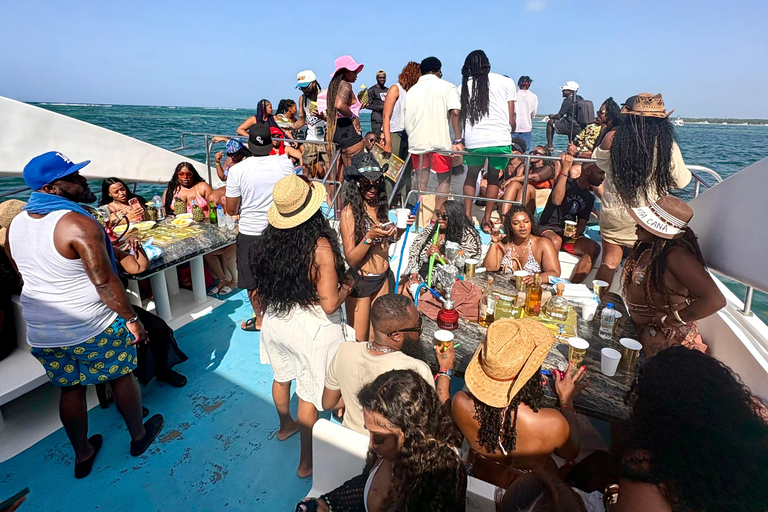 Punta Cana: Sunset Boat Party with Open Bar, DJ & Fire Show