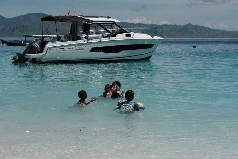 Labuan Bajo: Private Yacht Komodo-Inseln &amp; Manta-SchnorchelnPrivate Yachttour am Vormittag (13:00–19:00 Uhr) – Maximal 6 Gäste