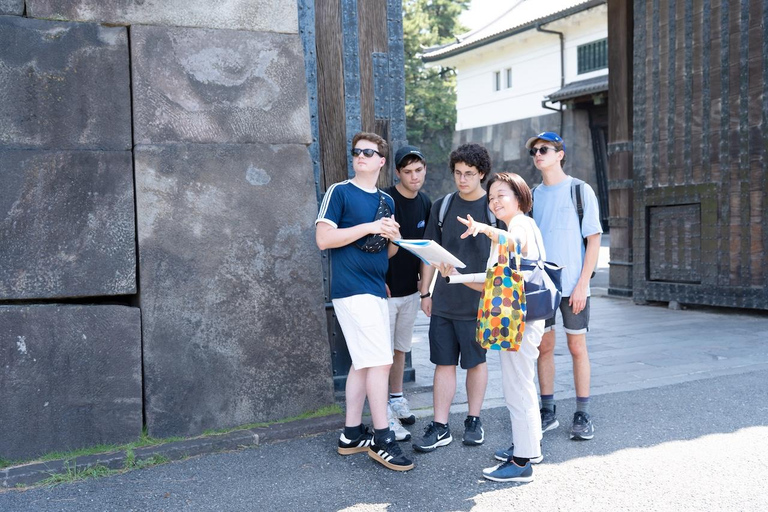 Tokyo: Edo Castle and Imperial Palace Guided Walking Tour Japanese guide