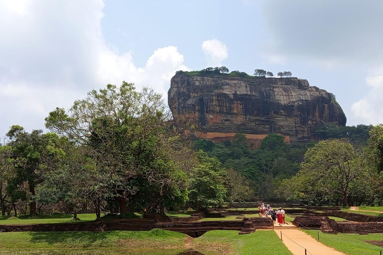 Colombo: Sigiriya Rock and Dambulla Cave Temple Day Trip