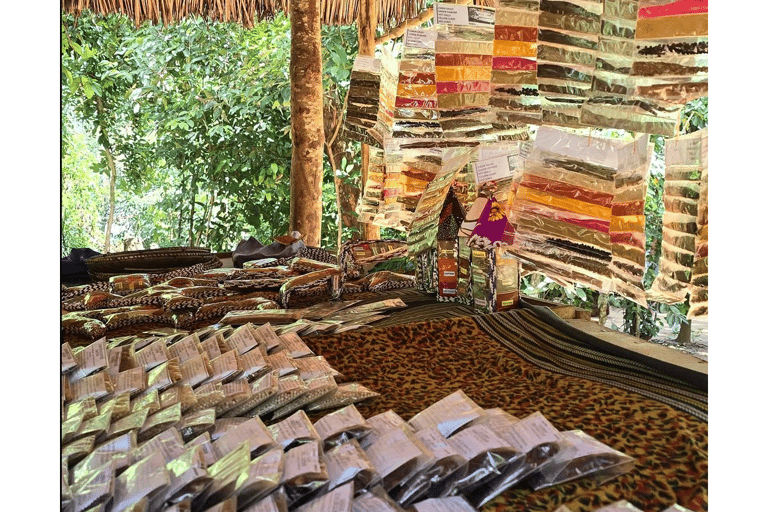 Excursão a Stone Town e à Quinta das Especiarias com almoço tradicionalPasseio pela Cidade de Pedra e Fazenda de Especiarias com Almoço Tradicional