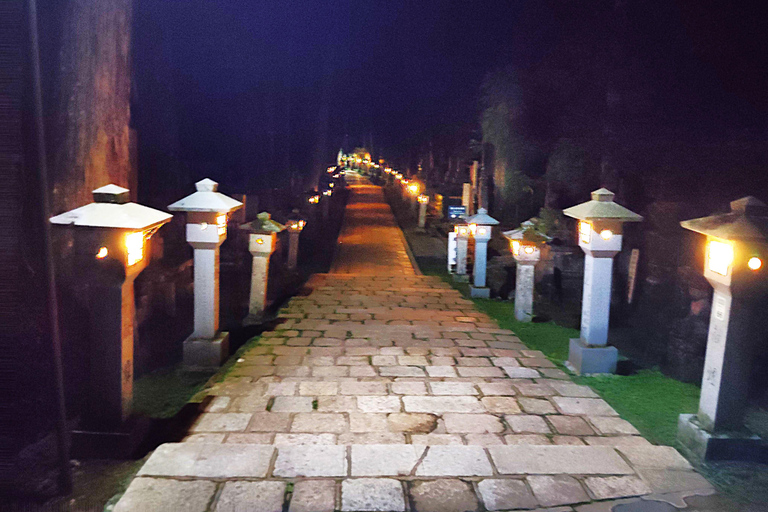 Koyasan : le silence sacré d&#039;Okunoin à l&#039;aube et à la nuit tombéeVisite à l&#039;aube