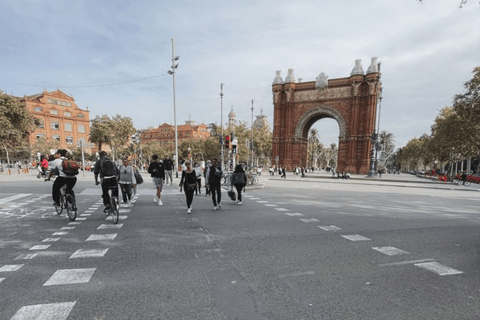 Barcelona - en cykeltur Skräddarsydd cykeltur med kulturella höjdpunkter