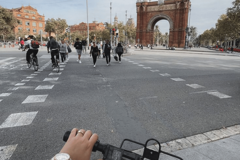 Barcelona - en cykeltur Skräddarsydd cykeltur med kulturella höjdpunkter