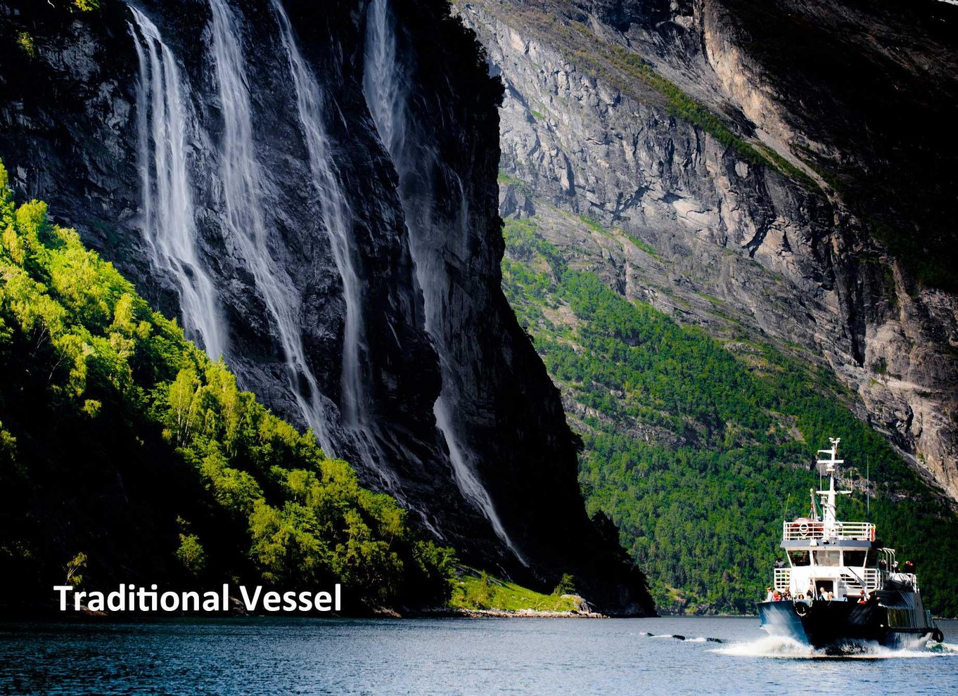 Geiranger: Sightseeingbådtur i fjorden og til vandfaldene – 75 minutter og 2 timer