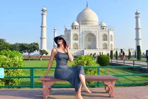Agra: wycieczka z przewodnikiem po Taj Mahal z biletami wstępu bez kolejkiSamochód z kierowcą + przewodnikiem + biletem wstępu