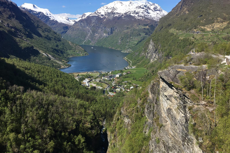 From Hellesylt: Geiranger Highlights Tour with Photo Stops
