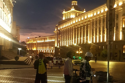 Sofia: Tour guidato notturno in scooter elettrici