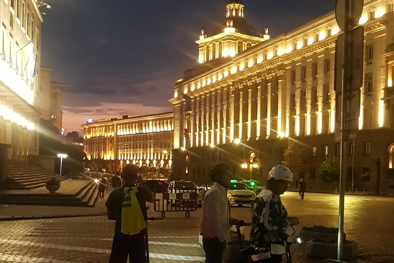Sofia: Tour guidato notturno in scooter elettrici