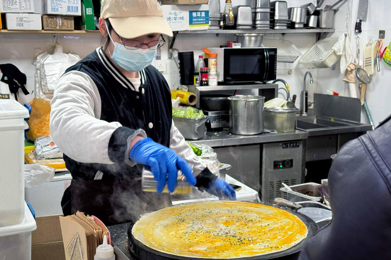 Shanghai: Local Food Market and Park Walking Tour