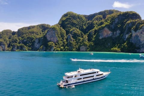 Phuket: One-Way to/from Phi Phi Premium Ferry Transfer