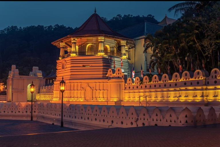 Sigiriya: Kandy VIP Transfer with Temple & Dance Show