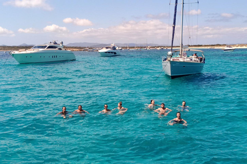 Da Ibiza a Formentera (andata e ritorno); Noleggio giornaliero di una barca a velaNoleggio privato diurno