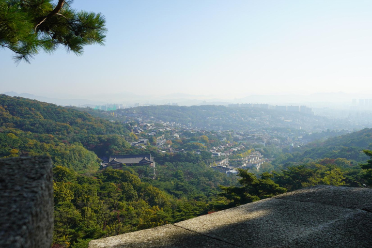 Seoul: Bukaksan Mountain Summit and History Hiking Tour Chinese Guide