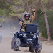 Magaluf: Tour en quad por la montaña, visitando cuevas, calas y acantilados