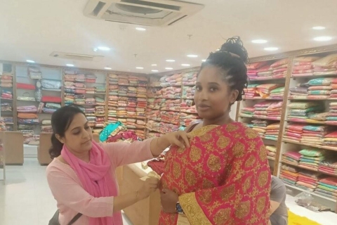 Tour privado personalizado de compras por Delhi con asesora femeninaCoste del tour de día completo