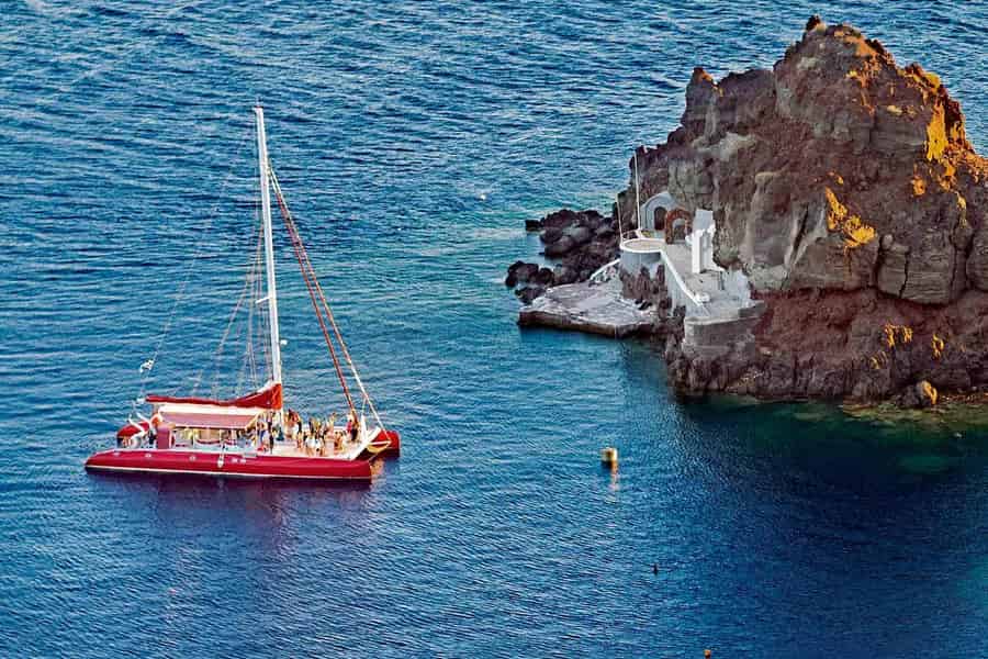 Santorin: Katamaran-Kreuzfahrt mit BBQ und Getränken am Tag oder bei Sonnenuntergang. Foto: GetYourGuide Santorin: Katamaran-Kreuzfahrt mit BBQ und Getränken am Tag oder bei Sonnenuntergang. Foto: GetYourGuide